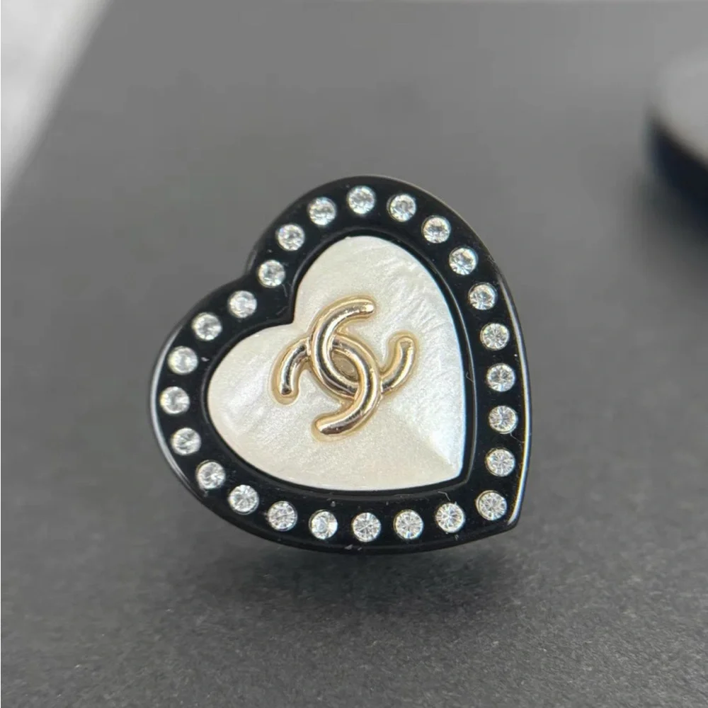 Women's Chanel earrings - Picture 2 of 6